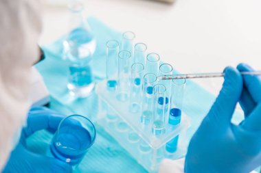 Laboratuvarda su araştırması. Seçici odaklanma. aqua.