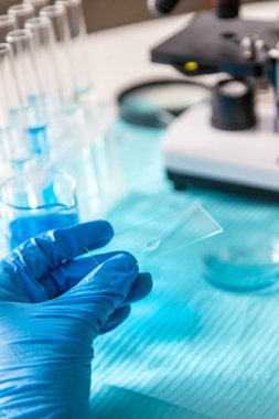 Laboratuvarda su araştırması. Seçici odaklanma. aqua.
