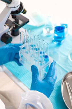 Laboratuvarda su araştırması. Seçici odaklanma. Doğa.