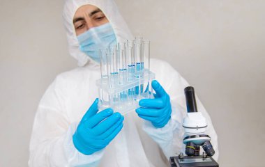 Laboratuvarda su araştırması. Seçici odaklanma. Doğa.