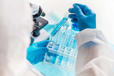 Laboratuvarda su araştırması. Seçici odaklanma. Doğa.