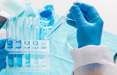 Laboratuvarda su araştırması. Seçici odaklanma. Doğa.