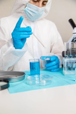 Laboratuvarda su araştırması. Seçici odaklanma. Doğa.