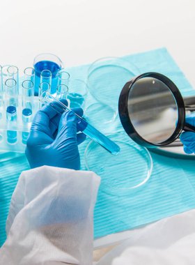 Laboratuvarda su araştırması. Seçici odaklanma. Doğa.