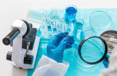 Laboratuvarda su araştırması. Seçici odaklanma. Doğa.