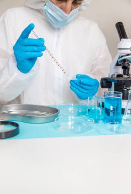 Laboratuvarda su araştırması. Seçici odaklanma. Doğa.