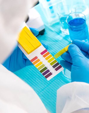 Laboratuvarda su araştırması. Seçici odaklanma. Doğa.