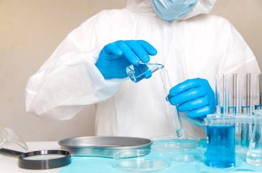 Laboratuvarda su araştırması. Seçici odaklanma. Doğa.