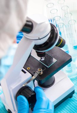 Laboratuvarda su araştırması. Seçici odaklanma. Doğa.