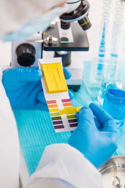 Laboratuvarda su araştırması. Seçici odaklanma. Doğa.