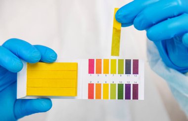 Laboratuvarda su araştırması. Seçici odaklanma. Doğa.
