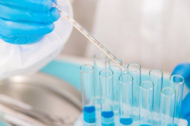 Laboratuvarda su araştırması. Seçici odaklanma. aqua.