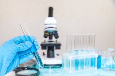 Laboratuvarda su araştırması. Seçici odaklanma. aqua.