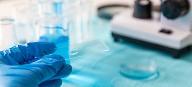 Laboratuvarda su araştırması. Seçici odaklanma. aqua.