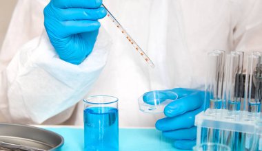 Laboratuvarda su araştırması. Seçici odaklanma. Doğa.