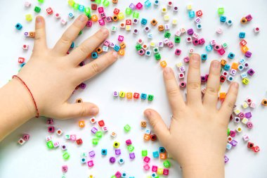 Çocuk küpleri ve kız kardeş kelimesi. Seçici odaklanma. Çocuk.