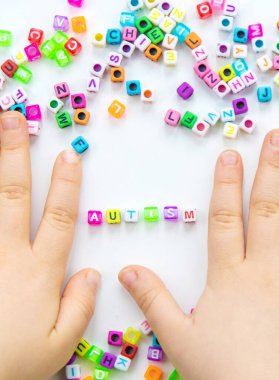 Çocuk küpleri, otizm. Seçici odaklanma. Çocuk.