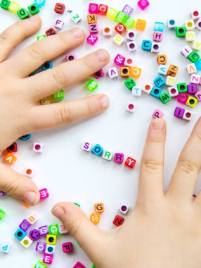 Çocuk küpleri ve özür dileme. Seçici odaklanma. Çocuk.