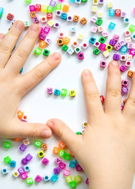 Çocuk küpleri ve yardım kelimesi. Seçici odaklanma. Çocuk.