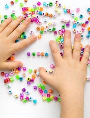 Çocuk küpleri ve merhaba. Seçici odaklanma. Çocuk.