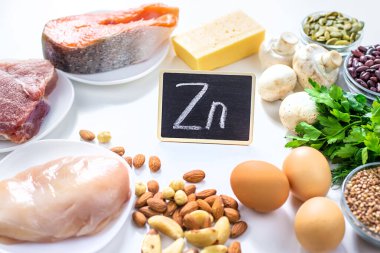 Yiyecekler çinko besin içerir. Seçici odaklanma. Zn.