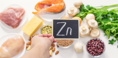 Yiyecekler çinko besin içerir. Seçici odaklanma. Zn.