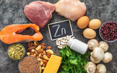 Yiyecekler çinko besin içerir. Seçici odaklanma. Zn.