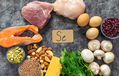 Yiyecekler selenyum içerir. Seçici odaklanma. Se.