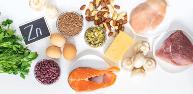 Yiyecekler çinko besin içerir. Seçici odaklanma. Zn.