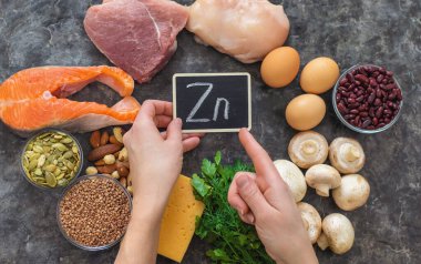 Yiyecekler çinko besin içerir. Seçici odaklanma. Zn.