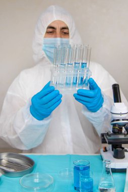 Laboratuvarda su araştırması. Seçici odaklanma. Doğa.