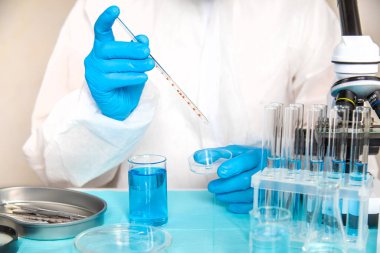 Laboratuvarda su araştırması. Seçici odaklanma. Doğa.