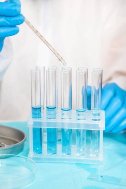 Laboratuvarda su araştırması. Seçici odaklanma. aqua.