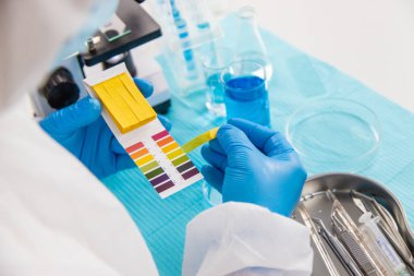 Laboratuvarda su araştırması. Seçici odaklanma. Doğa.