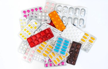 Masada çeşitli tabletler ve kapsüller var. Seçici odaklanma. haplar.