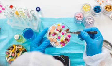 İlaçları laboratuvarda inceleyin. Seçici odaklanma. haplar.