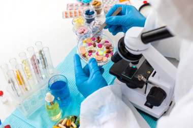 İlaçları laboratuvarda inceleyin. Seçici odaklanma. haplar.