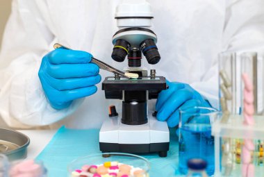 İlaçları laboratuvarda inceleyin. Seçici odaklanma. haplar.