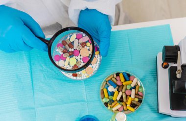 İlaçları laboratuvarda inceleyin. Seçici odaklanma. haplar.