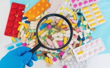 İlaçları laboratuvarda inceleyin. Seçici odaklanma. haplar.