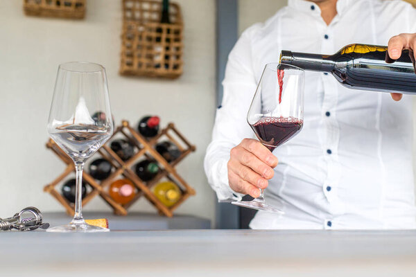 Стакан красного вина в руках. Выборочный фокус. напиток.