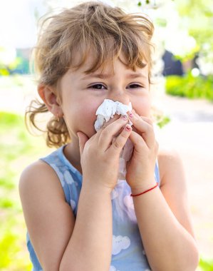 Çiçek açan ağaçlara alerjisi olan bir çocuk. Seçici odaklanma. çocuk.