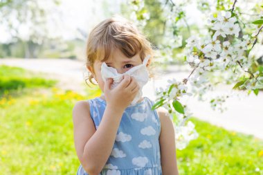 Çiçek açan ağaçlara alerjisi olan bir çocuk. Seçici odaklanma. çocuk.