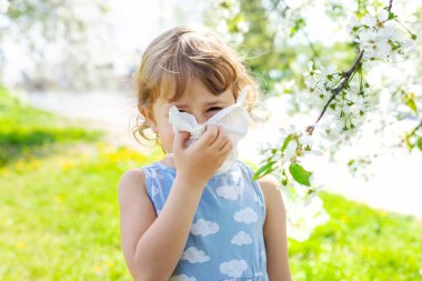 Çiçek açan ağaçlara alerjisi olan bir çocuk. Seçici odaklanma. çocuk.