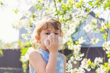 Çiçek açan ağaçlara alerjisi olan bir çocuk. Seçici odaklanma. çocuk.