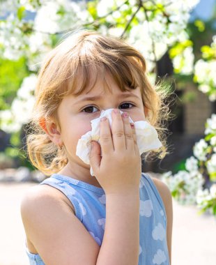 Çiçek açan ağaçlara alerjisi olan bir çocuk. Seçici odaklanma. çocuk.
