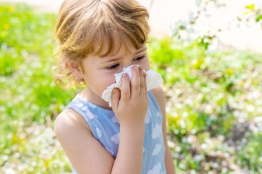 Çiçek açan ağaçlara alerjisi olan bir çocuk. Seçici odaklanma. çocuk.