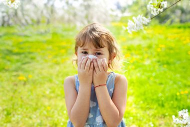 Çiçek açan ağaçlara alerjisi olan bir çocuk. Seçici odaklanma. çocuk.