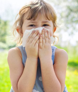 Çiçek açan ağaçlara alerjisi olan bir çocuk. Seçici odaklanma. çocuk.