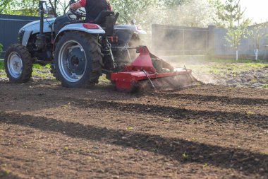 Bahçede toprak yetiştiren traktör. Seçici odaklanma. Doğa.